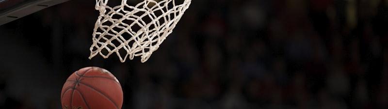 NBA总决赛现场，球员突破上篮精彩镜头