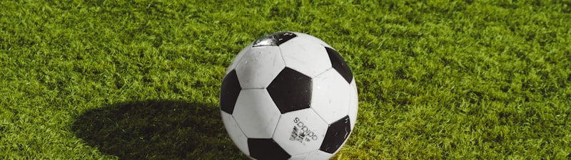 欧冠联赛半决赛精彩瞬间：球员激烈拼抢足球